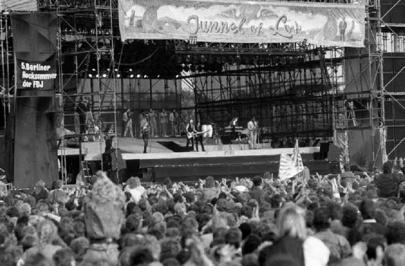 Visitors and spectators of the music concert by Bruce Springsteen in the district Weissensee in Berlin Eastberlin on the territory of the former GDR, German Democratic Republic