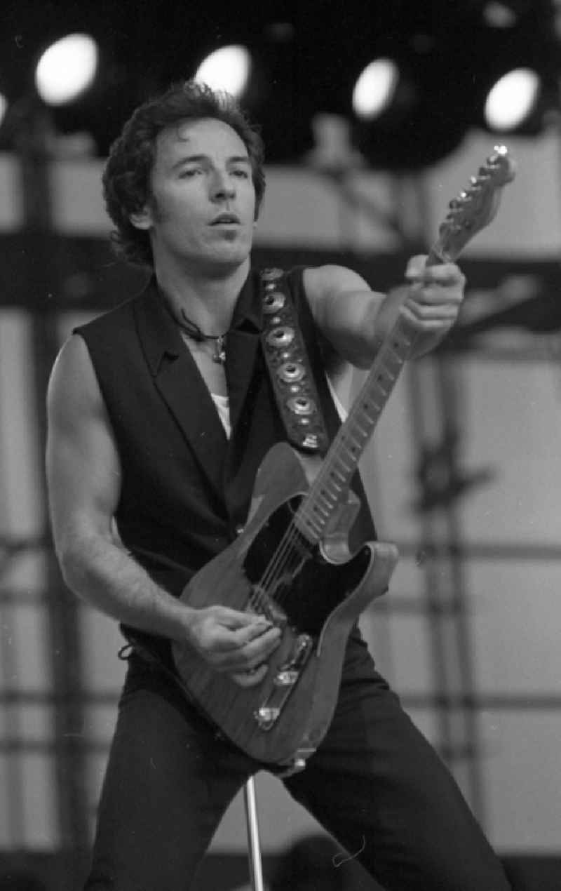 Portrait shot of the singer and musician Bruce Springsteen in the district Weissensee in Berlin Eastberlin on the territory of the former GDR, German Democratic Republic