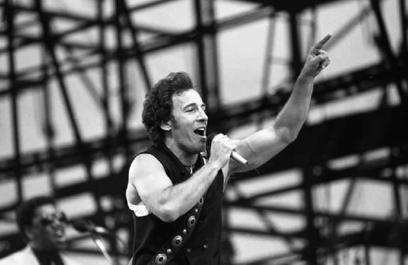 Portrait shot of the singer and musician Bruce Springsteen in the district Weissensee in Berlin Eastberlin on the territory of the former GDR, German Democratic Republic