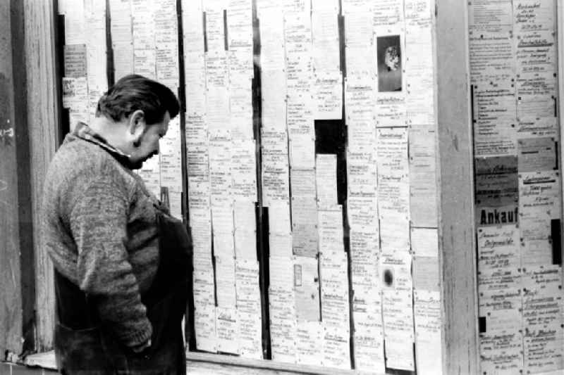 Sales advertisements and purchase requests for goods and services for daily needs and used items in a shop windows in the district Prenzlauer Berg in Berlin Eastberlin on the territory of the former GDR, German Democratic Republic
