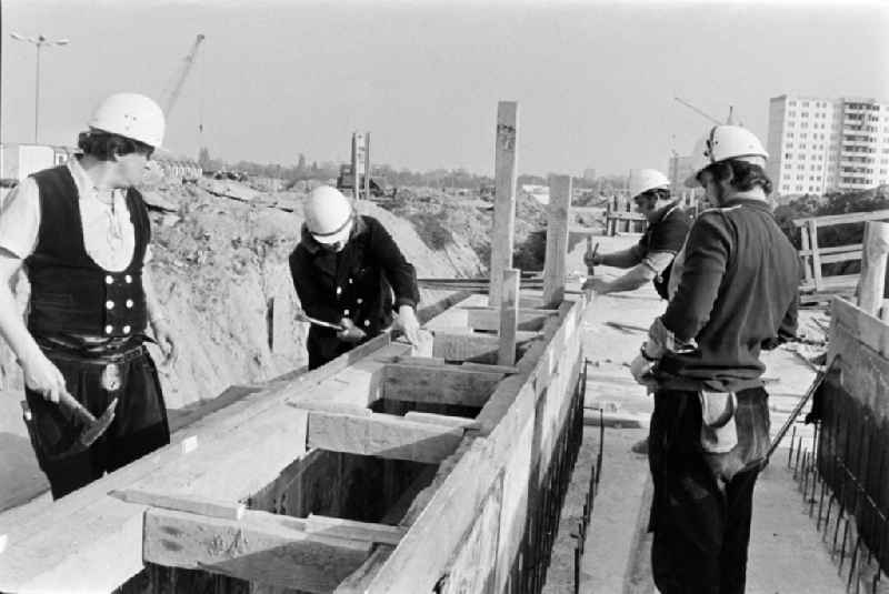 Construction site for a new building of an apartment building and housing estate in the district Hellersdorf in Berlin Eastberlin on the territory of the former GDR, German Democratic Republic