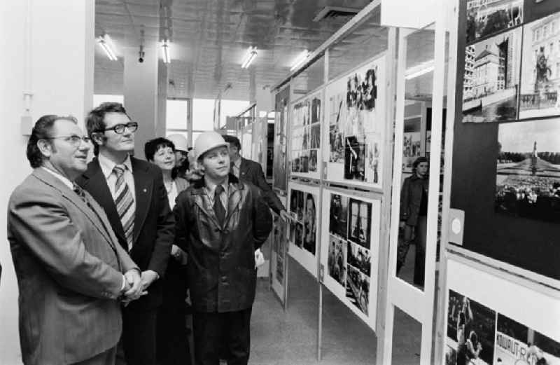 Opening of the photo exhibition 'Blickpunkt' in the district Marzahn in Berlin Eastberlin on the territory of the former GDR, German Democratic Republic