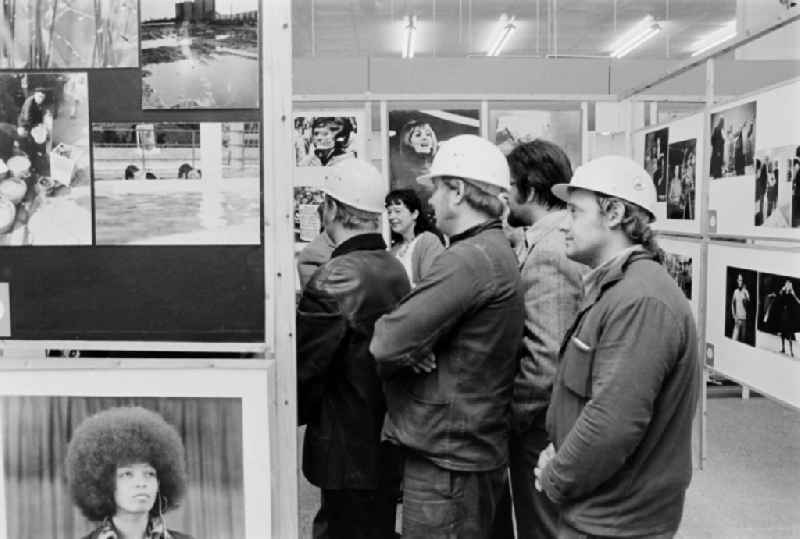 Opening of the photo exhibition 'Blickpunkt' in the district Marzahn in Berlin Eastberlin on the territory of the former GDR, German Democratic Republic