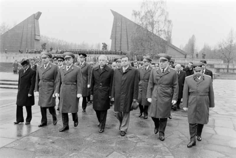 Wreath-laying ceremony at the soviet memorial in Treptower Park in the district Treptow in Berlin Eastberlin on the territory of the former GDR, German Democratic Republic