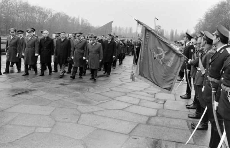 Wreath-laying ceremony at the soviet memorial in Treptower Park in the district Treptow in Berlin Eastberlin on the territory of the former GDR, German Democratic Republic