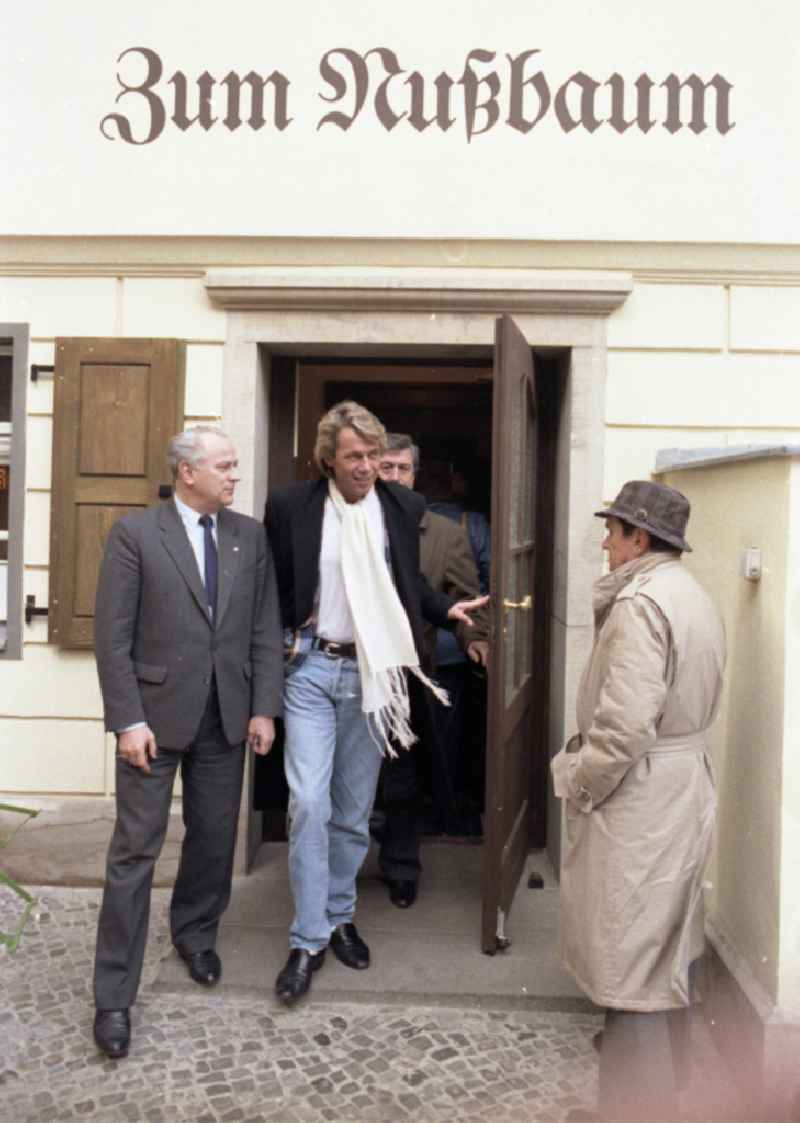 Singer Roland Kaiser in the Nikolai Quarter in Berlin-Mitte accompanied by Hermann Falk, Director of the Artists' Agency of the GDR