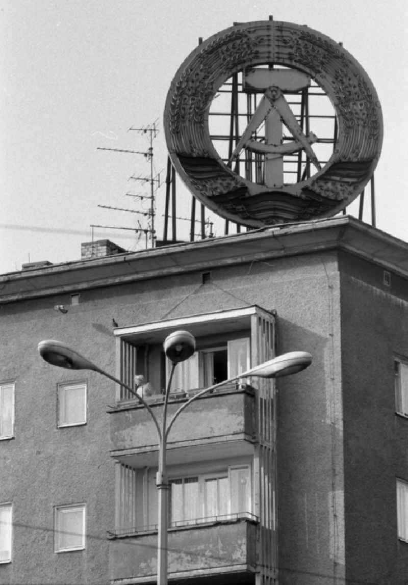 Emblem und Symbol- Kennzeichen on the roof of a house in the district Friedrichshain in Berlin Eastberlin on the territory of the former GDR, German Democratic Republic