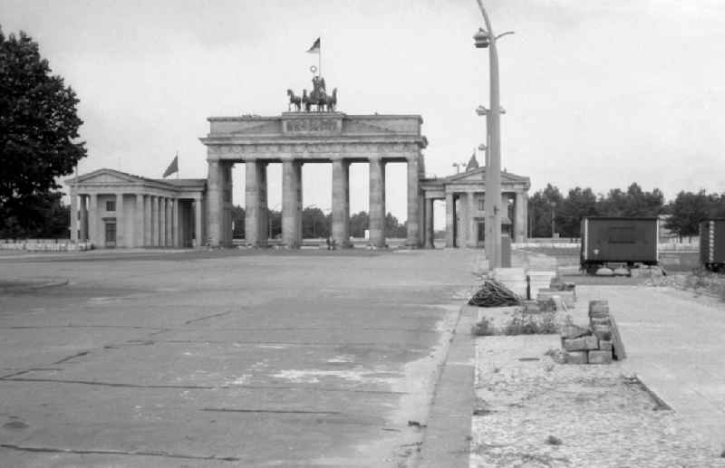 Brandenburg Gate with the inner-German border wall, also known as the anti-fascist protective wall, behind it in Berlin Eastberlin on the territory of the former GDR, German Democratic Republic