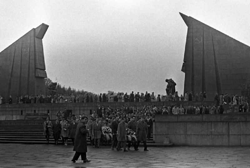 People commemorate liberation day at the soviet memorial in Treptow Park in Berlin Eastberlin on the territory of the former GDR, German Democratic Republic