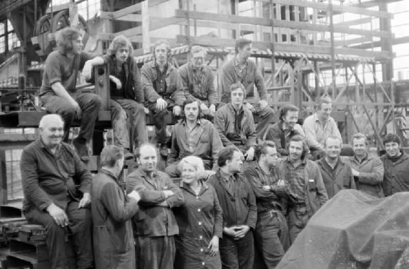 Group picture of workers in the transformer plant Oberschoeneweide in Berlin Eastberlin on the territory of the former GDR, German Democratic Republic