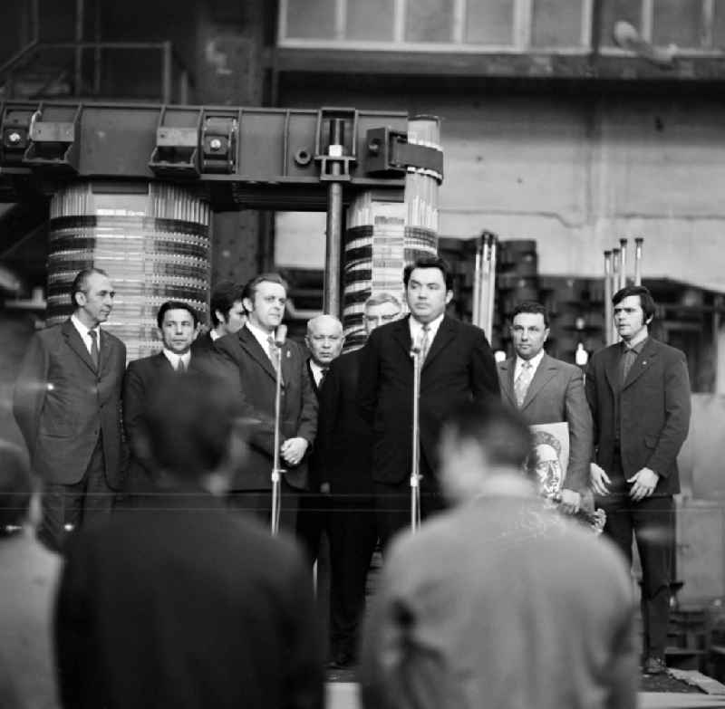 Soviet delegates visit the transformer plant Oberschoeneweide in Berlin Eastberlin on the territory of the former GDR, German Democratic Republic