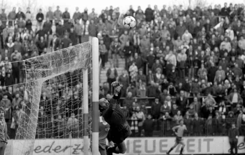 Wolfgang Potti Matthies goalkeeper of the 1.FC Union Berlin, of the GDR Football Oberliga, during a football match at the stadium an der Alten Foersterei in East Berlin on the territory of the former GDR, German Democratic Republic
