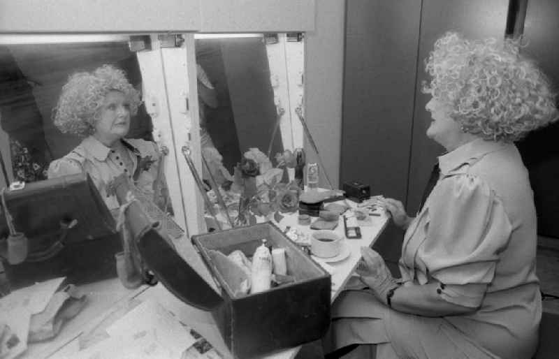 Portrait of the singer and musician Helga Hahnemann in the dressing room for the television format 'Kessel Buntes' in the Palace of the Republic in the Mitte district of Berlin East Berlin in the area of the former GDR, German Democratic Republic