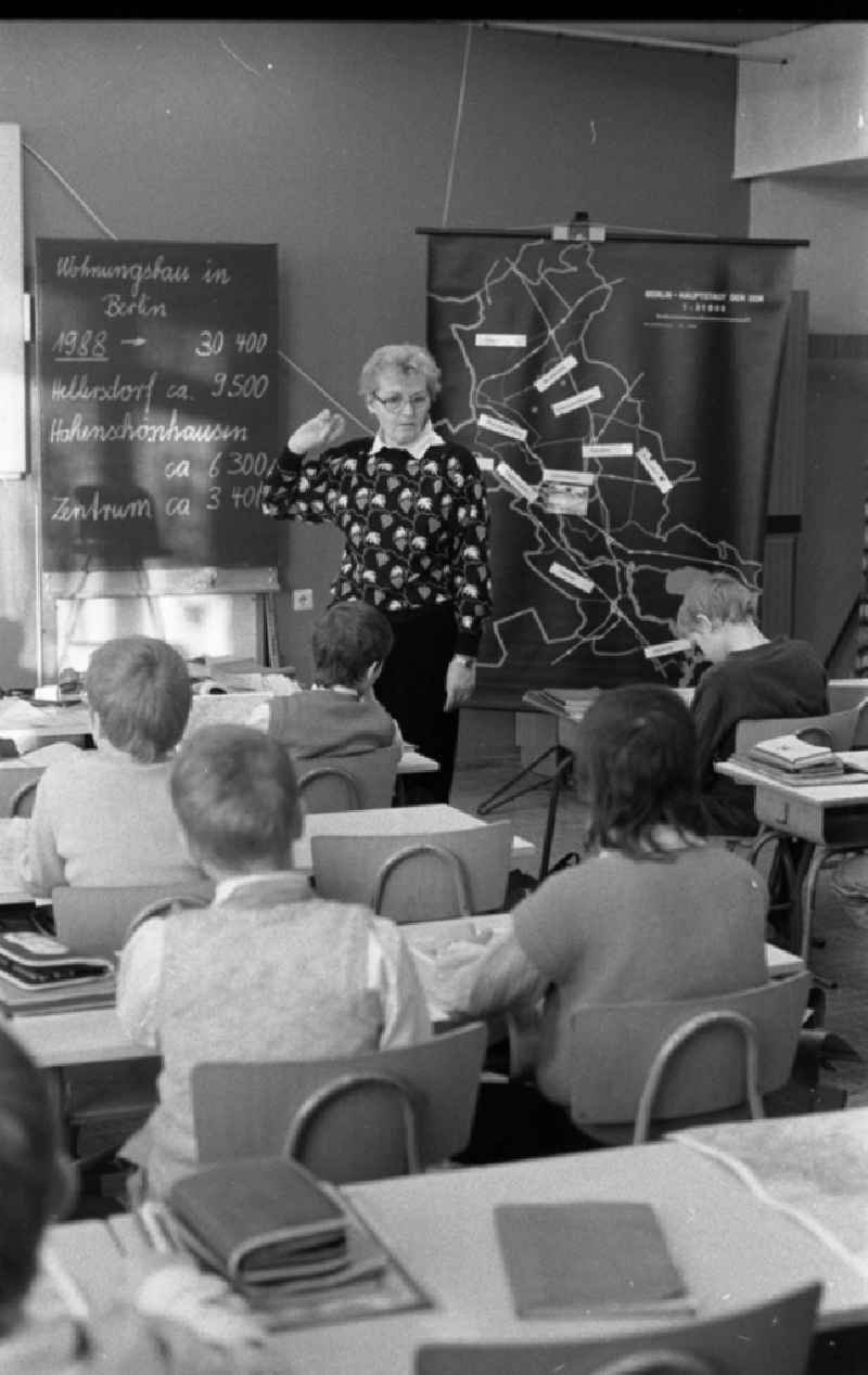 Supervision of students in the context of music lessons der 31. Oberschule Hilde Coppi in the district Lichtenberg in Berlin, the former capital of the GDR, German Democratic Republic