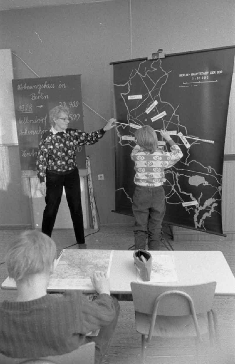 Supervision of students in the context of music lessons der 31. Oberschule Hilde Coppi in the district Lichtenberg in Berlin, the former capital of the GDR, German Democratic Republic