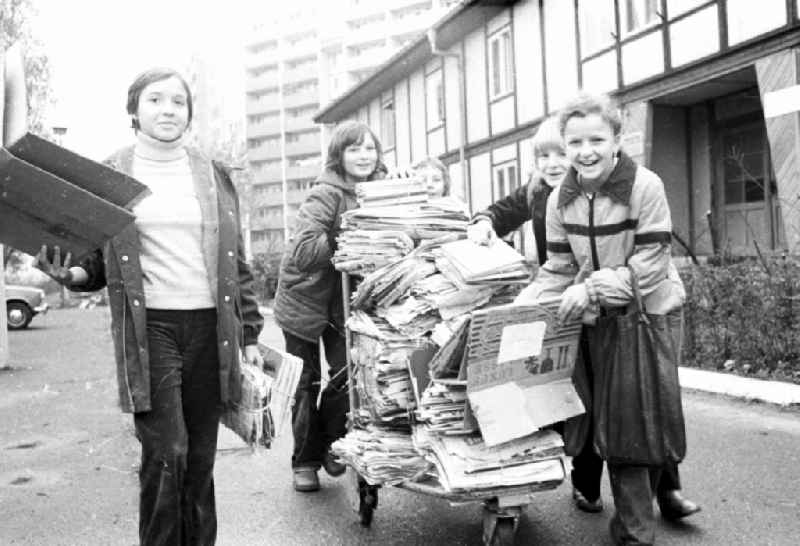 Children and young people collecting waste materials, waste paper, bottles and gases as secondary raw materials for collection in the state-controlled SERO collection points. in Berlin Eastberlin on the territory of the former GDR, German Democratic Republic