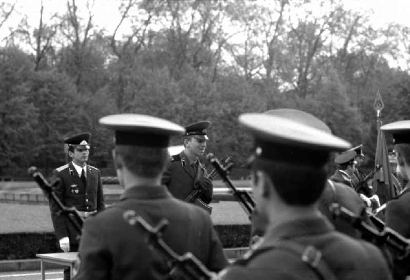 Parade formation and march of Russian - Soviet soldiers and officers of the GSSD group on the occasion of a wreath-laying ceremony at the memorial for the fallen Soviet soldiers in the district of Treptow in Berlin East Berlin on the territory of the former GDR, German Democratic Republic