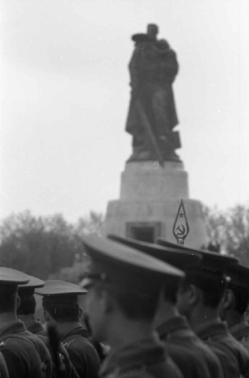 Parade formation and march of Russian - Soviet soldiers and officers of the GSSD group on the occasion of a wreath-laying ceremony at the memorial for the fallen Soviet soldiers in the district of Treptow in Berlin East Berlin on the territory of the former GDR, German Democratic Republic