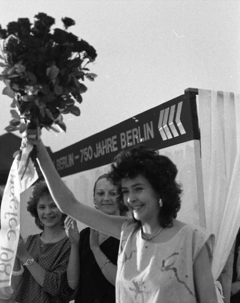 Cornelia Franzke is happy about the election to the Marzahn Spring Festival in Berlin East Berlin on the territory of the former GDR, German Democratic Republic. The 18-year-old skilled worker for data processing at VEB Maschinenhandel prevailed in May 1987 among nine applicants from all over East Berlin for the Miss election
