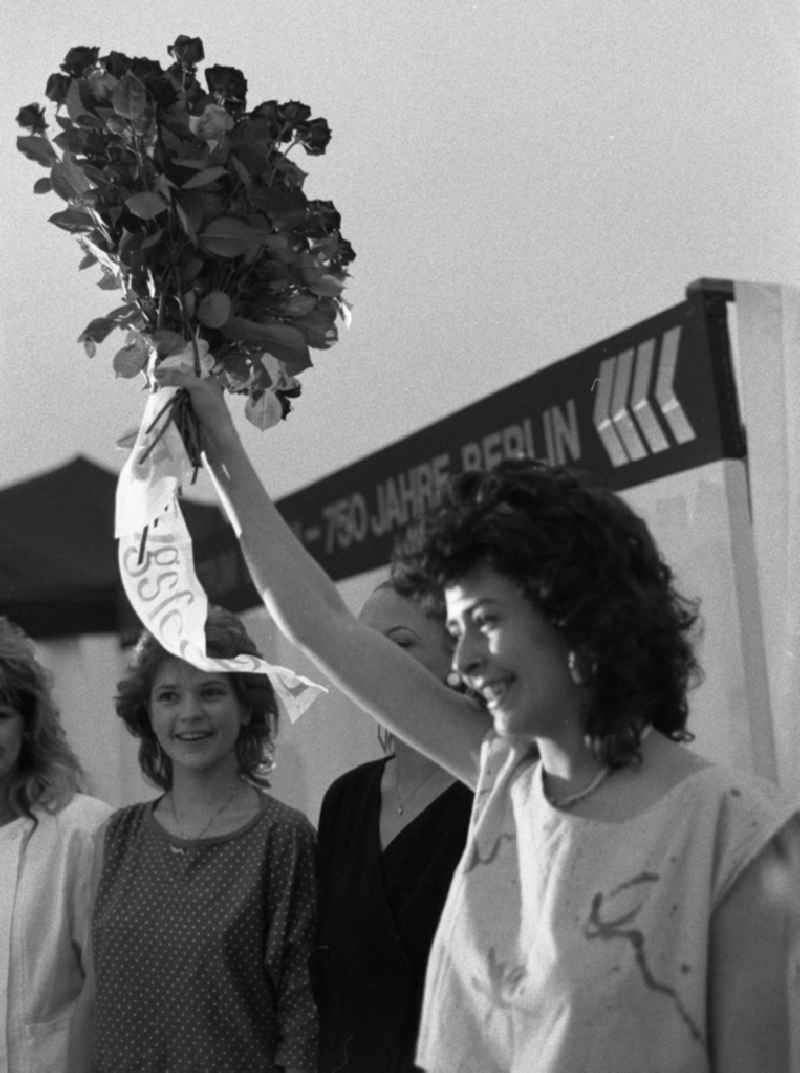 Cornelia Franzke is happy about the election to the Marzahn Spring Festival in Berlin East Berlin on the territory of the former GDR, German Democratic Republic. The 18-year-old skilled worker for data processing at VEB Maschinenhandel prevailed in May 1987 among nine applicants from all over East Berlin for the Miss election