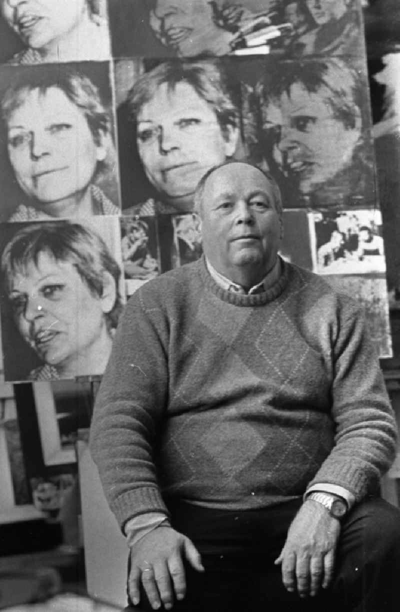 Actor - portrait Professor Walter Womacka in his studio in the district Mitte in Berlin Eastberlin on the territory of the former GDR, German Democratic Republic