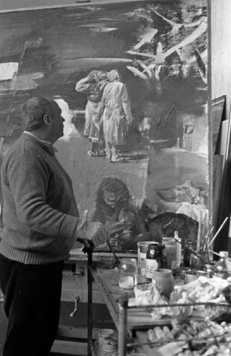 Actor - portrait Professor Walter Womacka in his studio in the district Mitte in Berlin Eastberlin on the territory of the former GDR, German Democratic Republic