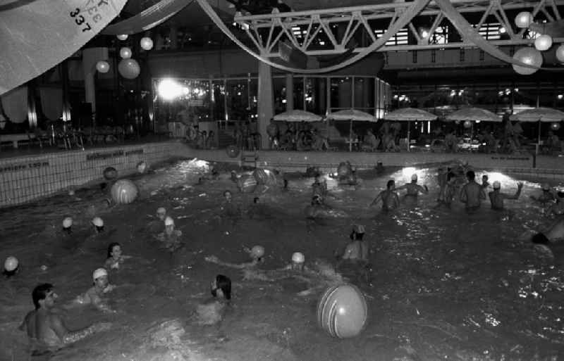 Bathers in the swimming pool and the outdoor facilities of the swimming pool SEZ an der Landsberger Allee in the district Friedrichshain in Berlin Eastberlin on the territory of the former GDR, German Democratic Republic