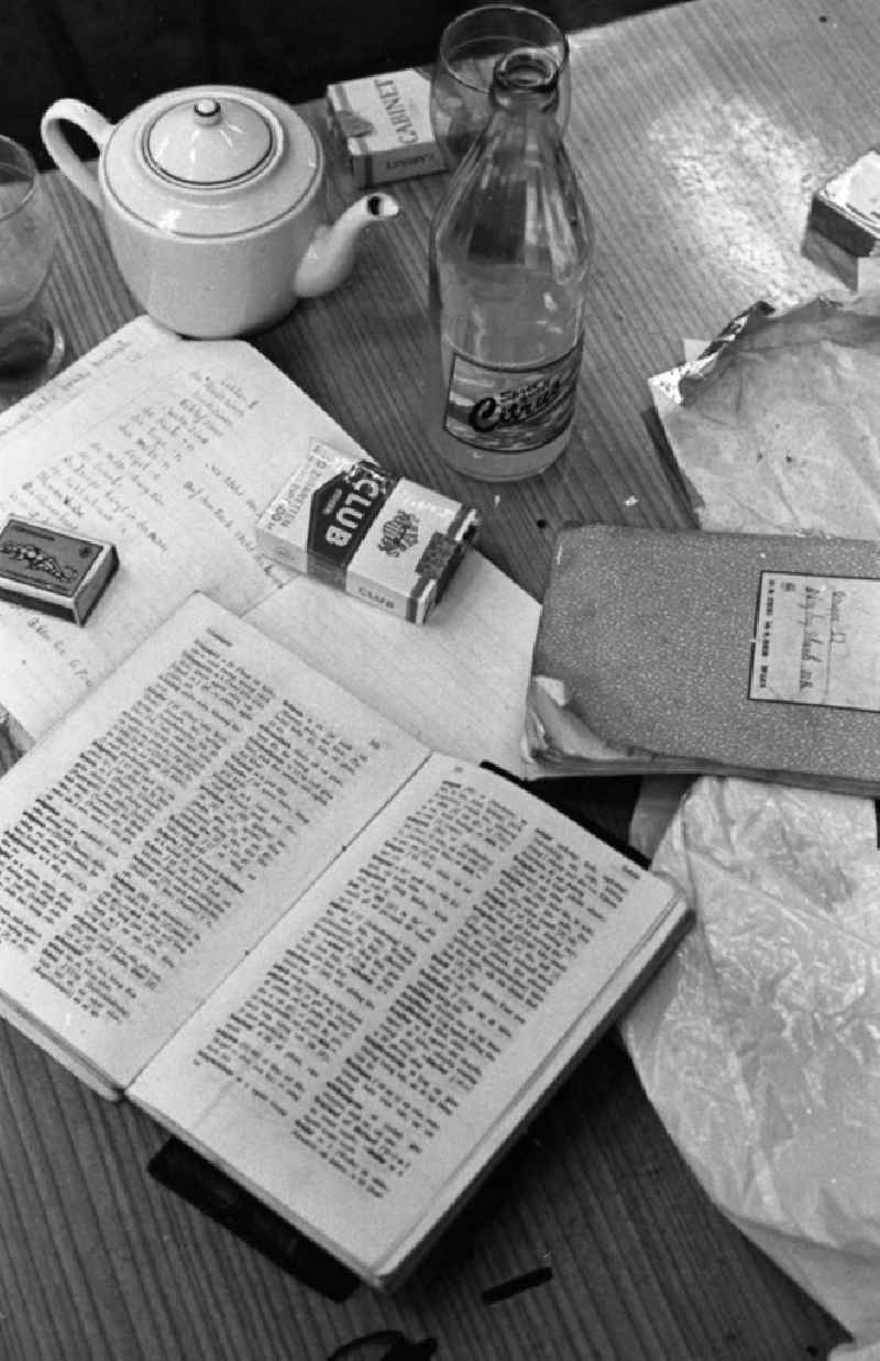 Table occupancy with a dictionary and notes in a lounge and break room, Vietnamese contract workers in the VEB Elektroprojekt und Anlagenbau in the district of Marzahn in Berlin East Berlin on the territory of the former GDR, German Democratic Republic