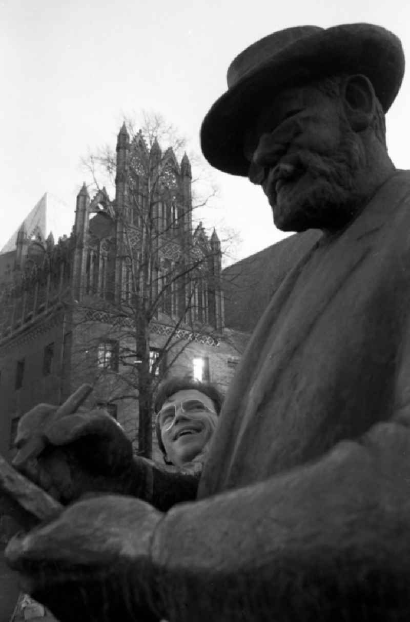 Portrait of the musician and moderator Wolfgang Lippert in front of the Zille monument in the 'Koellnischer Park' on Wallstrasse in the Mitte district of Berlin East Berlin in the area of the former GDR, German Democratic Republic