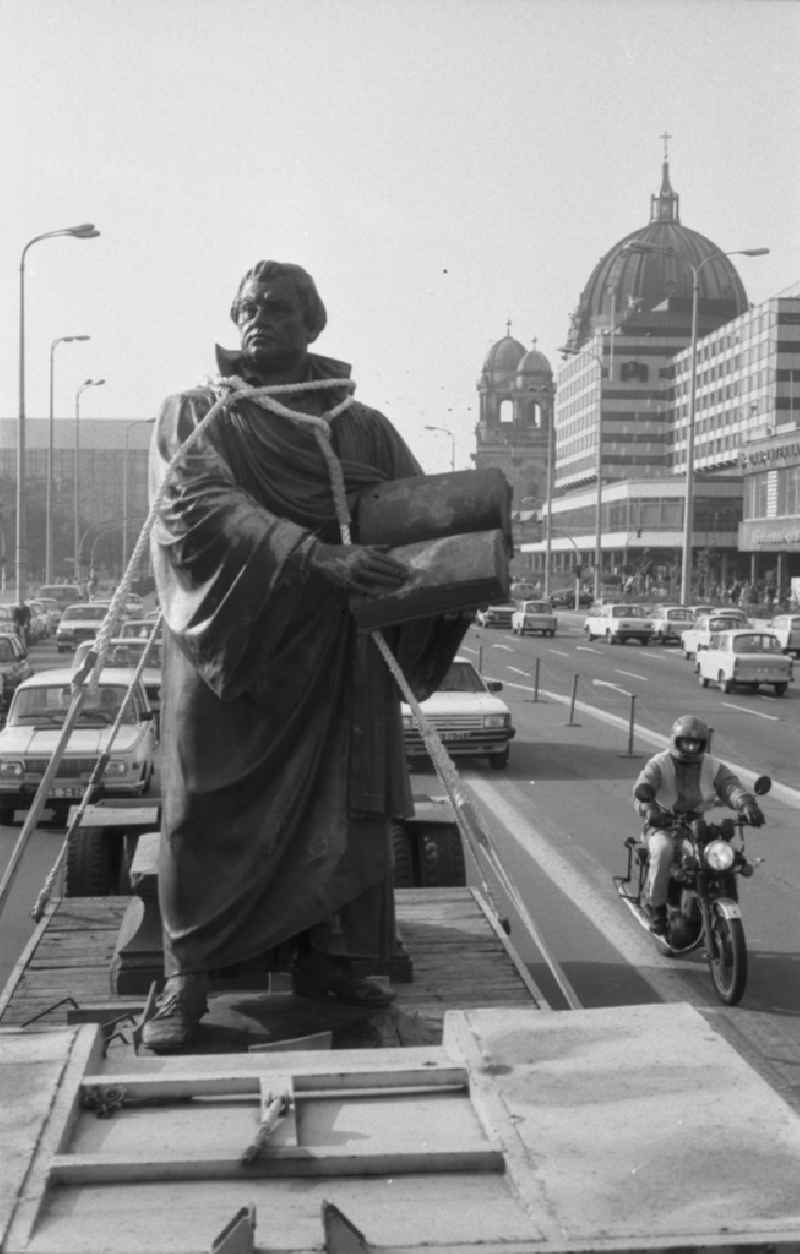 Sculpture of the Martin Luther Monument during the re-erection on Karl-Liebknecht-Strasse in the Mitte district of East Berlin in the area of the former GDR, German Democratic Republic