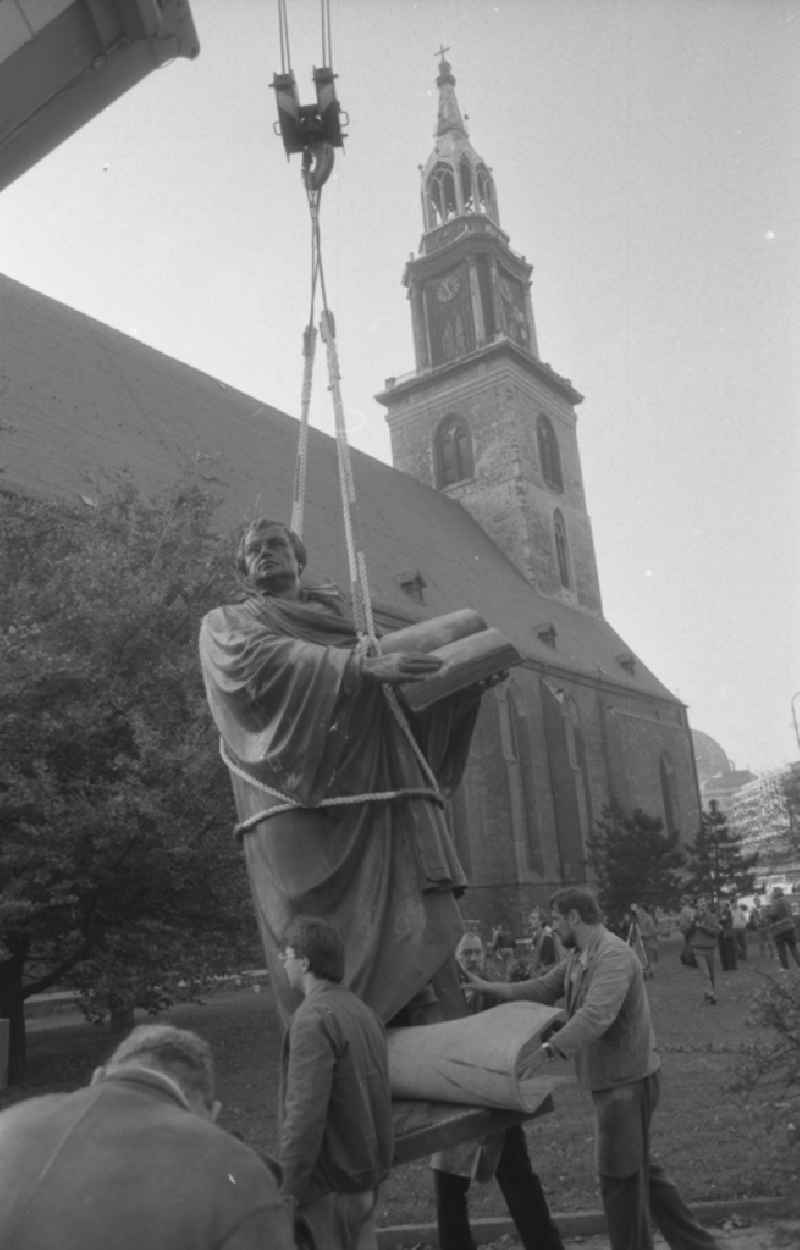 Sculpture of the Martin Luther Monument during the re-erection on Karl-Liebknecht-Strasse in the Mitte district of East Berlin in the area of the former GDR, German Democratic Republic