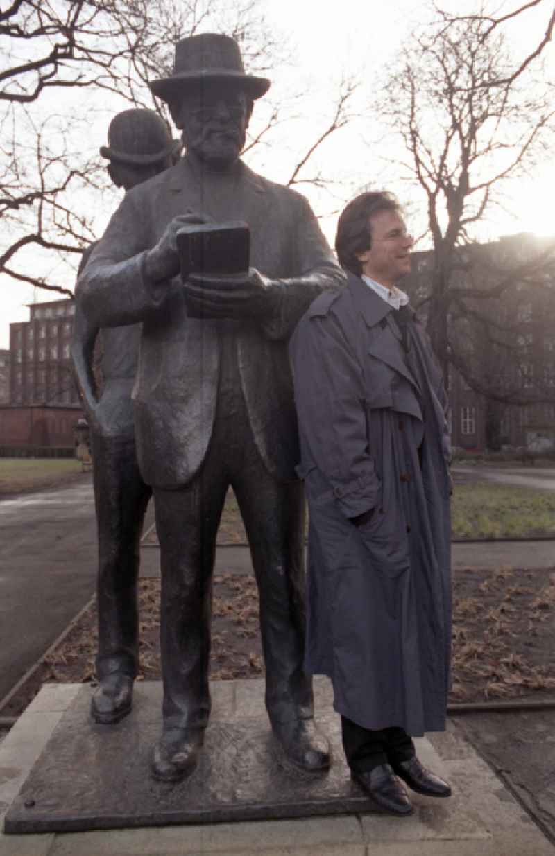 Portrait of the musician and moderator Wolfgang Lippert in front of the Zille monument in the 'Koellnischer Park' on Wallstrasse in the Mitte district of Berlin East Berlin in the area of the former GDR, German Democratic Republic