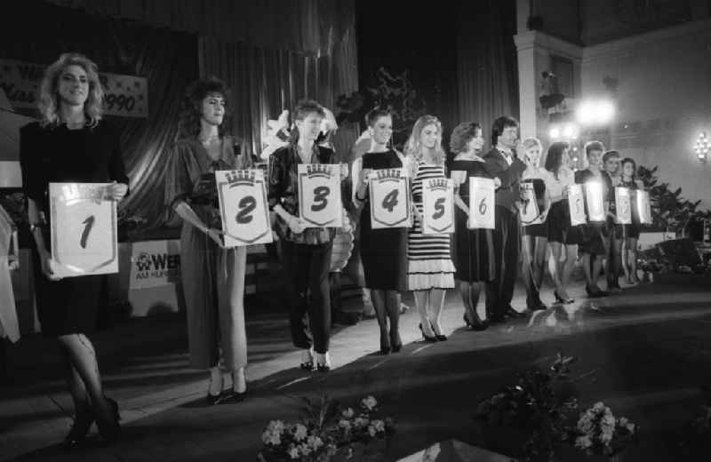 Competition event 'Election of Miss Berlin' in the culture house of the turbine factory VEB Bergmann-Borsig in the district of Lichtenberg in Berlin East Berlin on the territory of the former GDR, German Democratic Republic