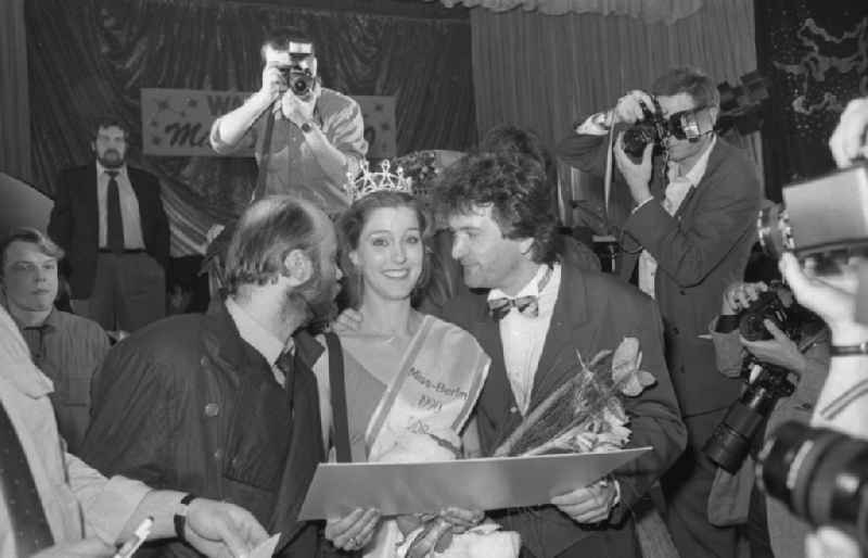 Competition event 'Election of Miss Berlin' in the culture house of the turbine factory VEB Bergmann-Borsig in the district of Lichtenberg in Berlin East Berlin on the territory of the former GDR, German Democratic Republic
