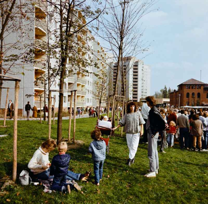 Visitors during residential area festival in the residential area and the park area Ernst-Thaelmann-Park Prenzlauer Berg in Berlin Eastberlin on the territory of the former GDR, German Democratic Republic