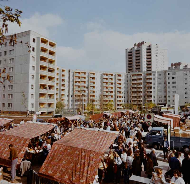 Visitors stand together in front of stalls during a residential area festival in the residential area on Franz-Dahlem-Strasse ( today Ella-Kay-Strasse ) and the park Ernst-Thaelmann-Park Prenzlauer Berg in Berlin Eastberlin on the territory of the former GDR, German Democratic Republic