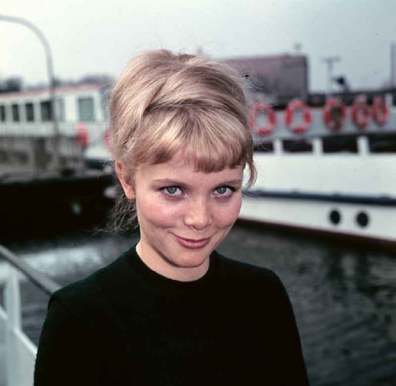 Portrait of the actress, dubbing and radio play speaker Karin Ugowski in the district of Treptow in the district Treptow in Berlin East Berlin on the territory of the former GDR, German Democratic Republic