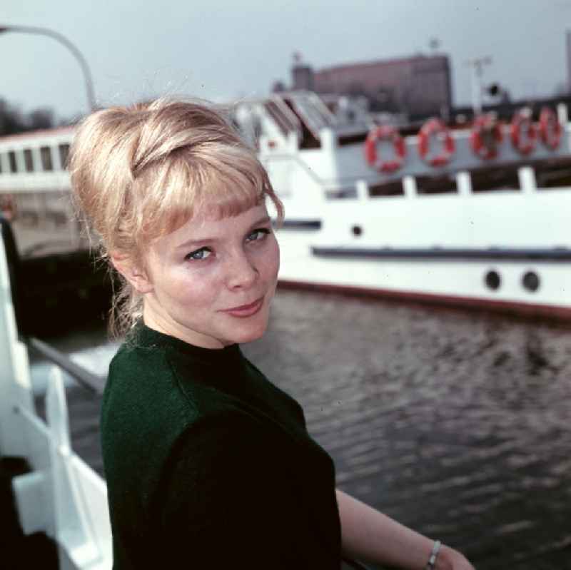 Portrait of the actress, dubbing and radio play speaker Karin Ugowski in the district of Treptow in the district Treptow in Berlin East Berlin on the territory of the former GDR, German Democratic Republic