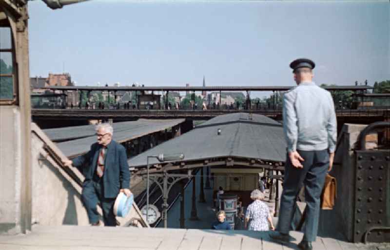 Passers-by and passengers on the platforms of the station building and tracks of the S-Bahn station 'Ostkreuz' in the district of Friedrichshain in the district Friedrichshain in Berlin East Berlin on the territory of the former GDR, German Democratic Republic