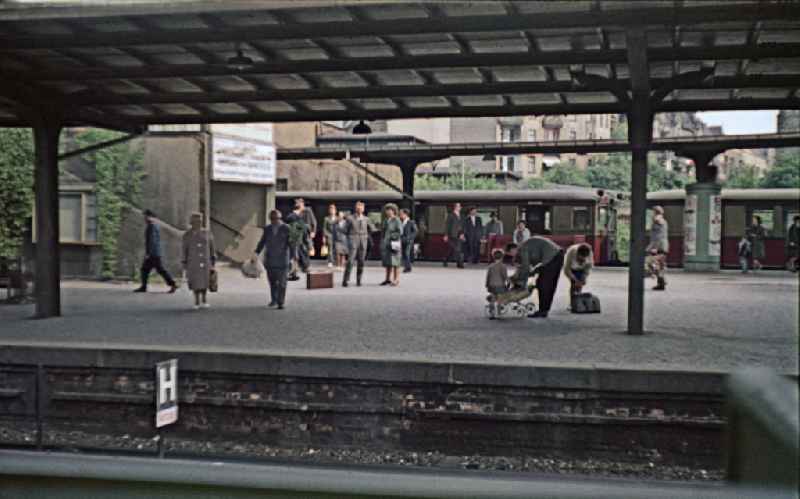 Passers-by and passengers on the platforms of the station building and tracks of the S-Bahn station 'Ostkreuz' in the district of Friedrichshain in the district Friedrichshain in Berlin East Berlin on the territory of the former GDR, German Democratic Republic