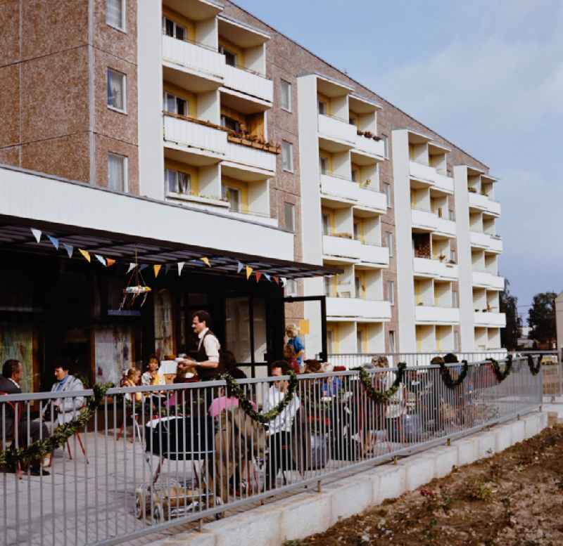 Restaurant on Gothaer Strasse at the corner of Eisenacher Strasse in the Hellersdorf district of East Berlin on the territory of the former GDR, German Democratic Republic