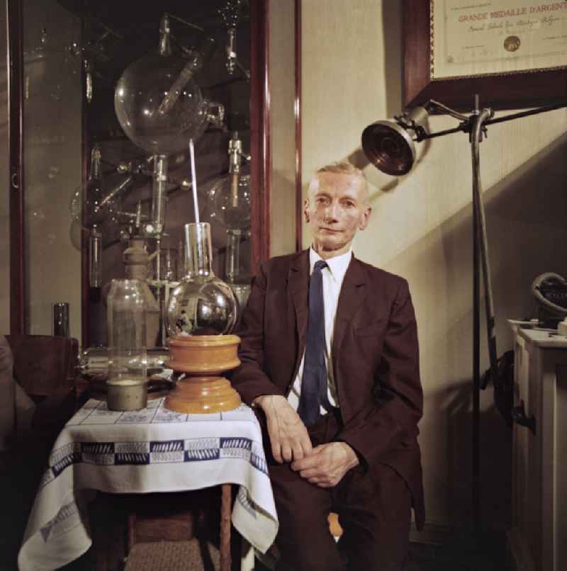 Portrait of the sons of Reinhold Burger, the inventor and patentee of the thermos bottle in the district of Glashuette in the district Pankow in Berlin on the territory of the former GDR, German Democratic Republic