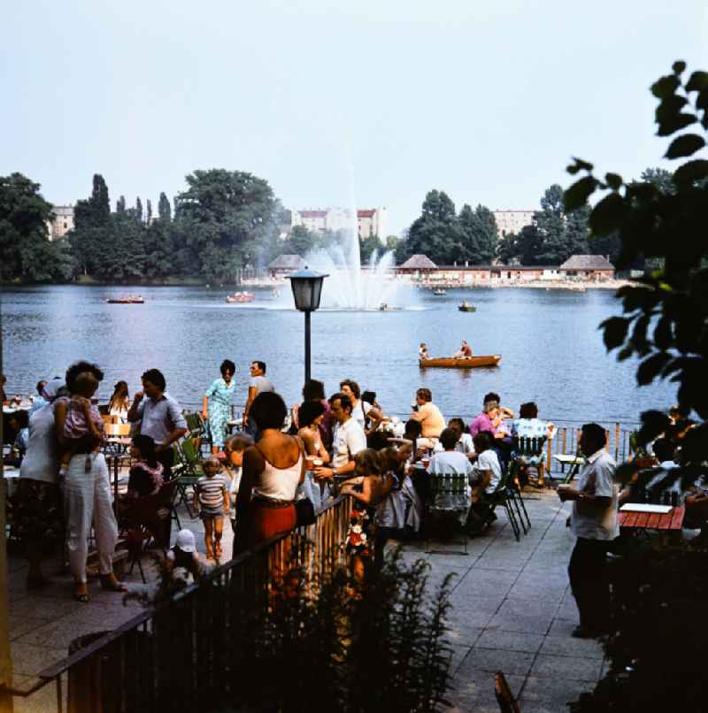Visitors at the Café Milchhaeuschen in Berlin Weissensee, Eastberlin on the territory of the former GDR, German Democratic Republic