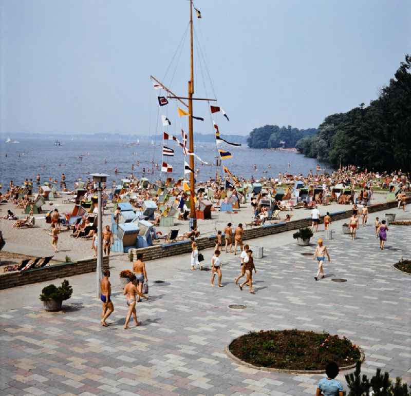 Bathers at Mueggelsee lido in Friedrichshagen in Eastberlin on the territory of the former GDR, German Democratic Republic
