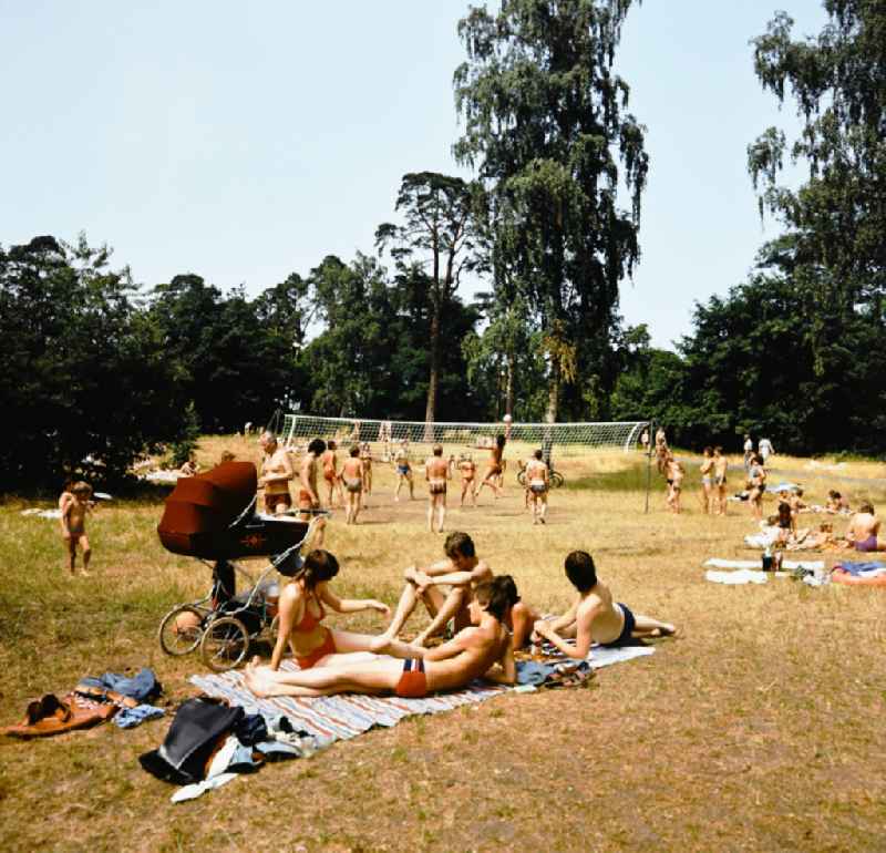 Bathers at Mueggelsee lido in Friedrichshagen in Eastberlin on the territory of the former GDR, German Democratic Republic