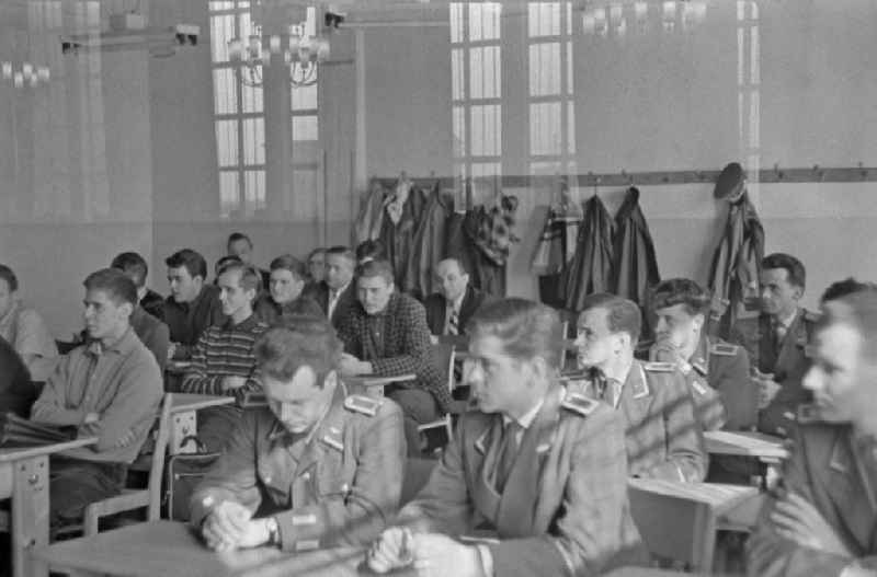 Meeting of young FDJ members of the vocational school of the VEB Elektro-Apparate-Werke with representatives of the patent group of the border troops for the naming of 'Siegfried Widera' in the classroom in the district of Treptow in Berlin East Berlin on the territory of the former GDR, German Democratic Republic