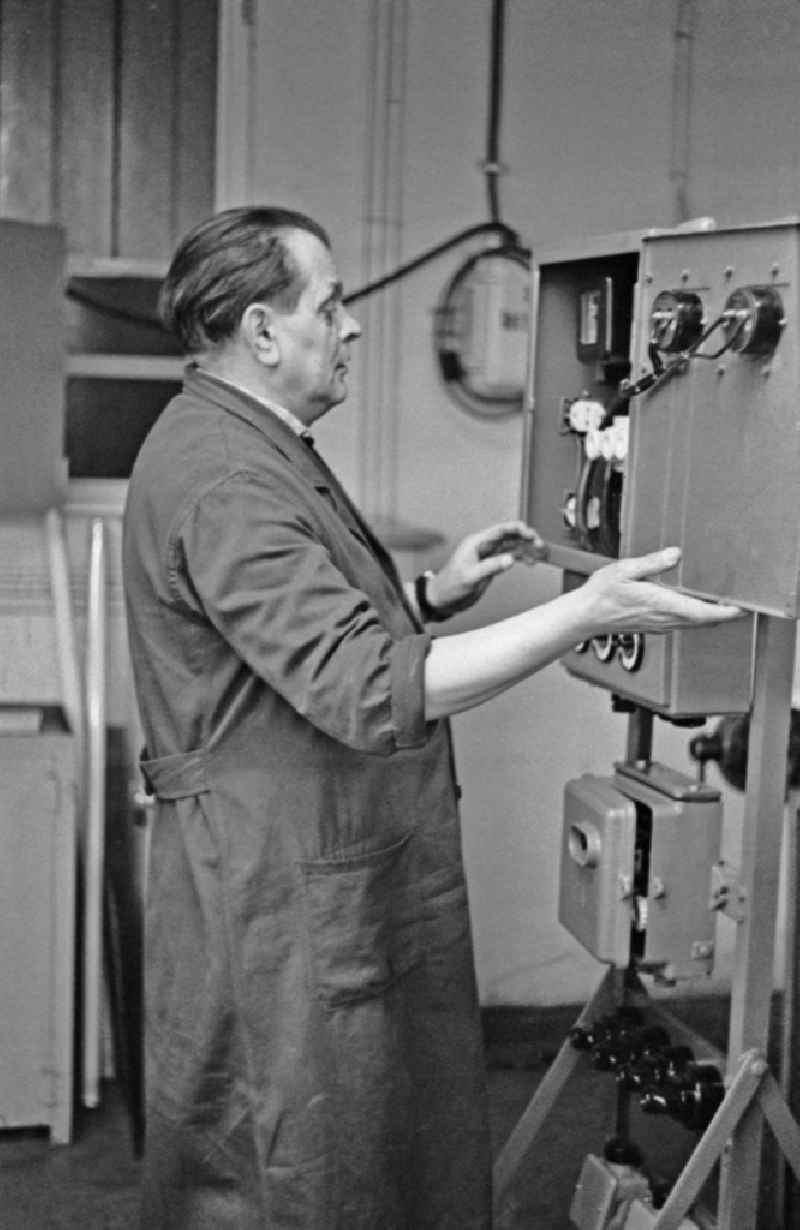 Practical training in an electromechanic - apprenticeship training class in the teaching cabinet of the vocational school of the VEB Elektro-Apparate-Werke in the district of Treptow in Berlin East Berlin on the territory of the former GDR, German Democratic Republic