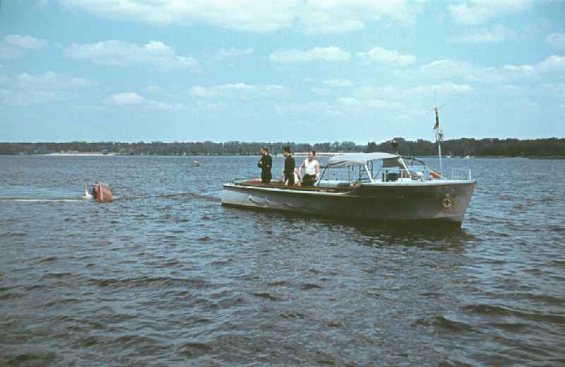 Accident site of a sunken recreational boat during a rescue attempt by comrades from the DRK water rescue service with a lifeboat on Berlin's Mueggelsee in the Wilhelmshagen district of Berlin East Berlin on the territory of the former GDR, German Democratic Republic