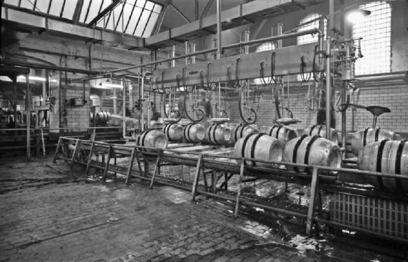 Workplace and factory equipment in the VEB Schultheiss brewery for beer and alcoholic beverages on Landsberger Allee (Leninallee) street in Berlin East Berlin in the territory of the former GDR, German Democratic Republic