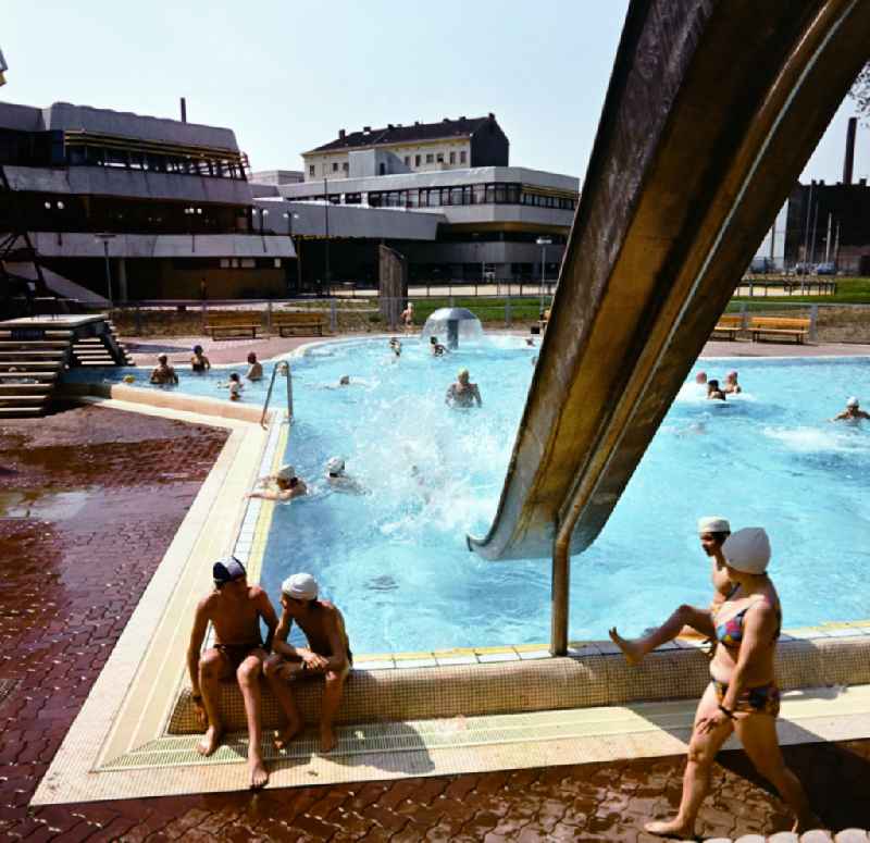 Bathers in the SEZ sports and recreation center Friedrichshain in Berlin Eastberlin on the territory of the former GDR, German Democratic Republic